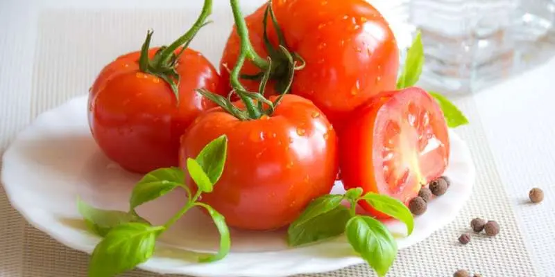 Cara Mudah Membuat Masker Tomat Sendiri untuk Kulit Wajah yang Sehat dan Cerah